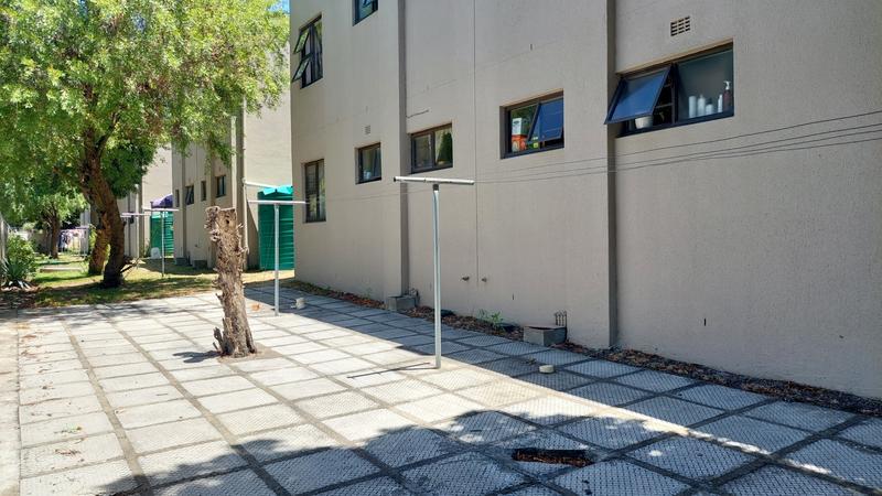 1 Bedroom Property for Sale in Oakglen Western Cape